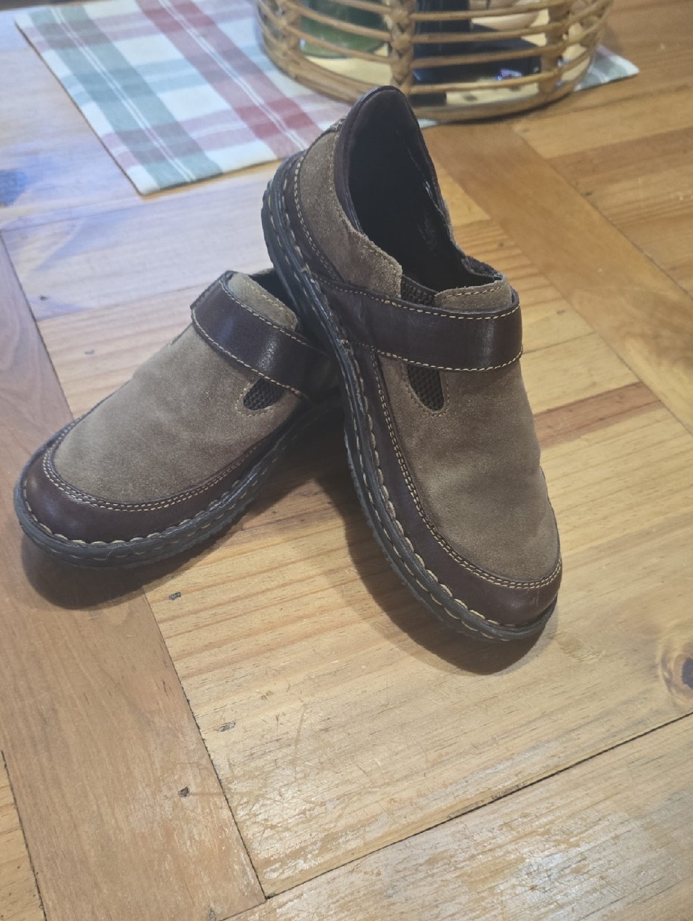 Women's Size 7 Born Casual Suede Slip-On Shoes in Brown